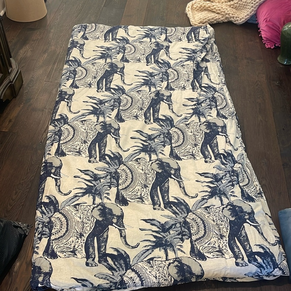 Pottery Barn Full/Queen duvet and 2 standard shams. Navy/beige